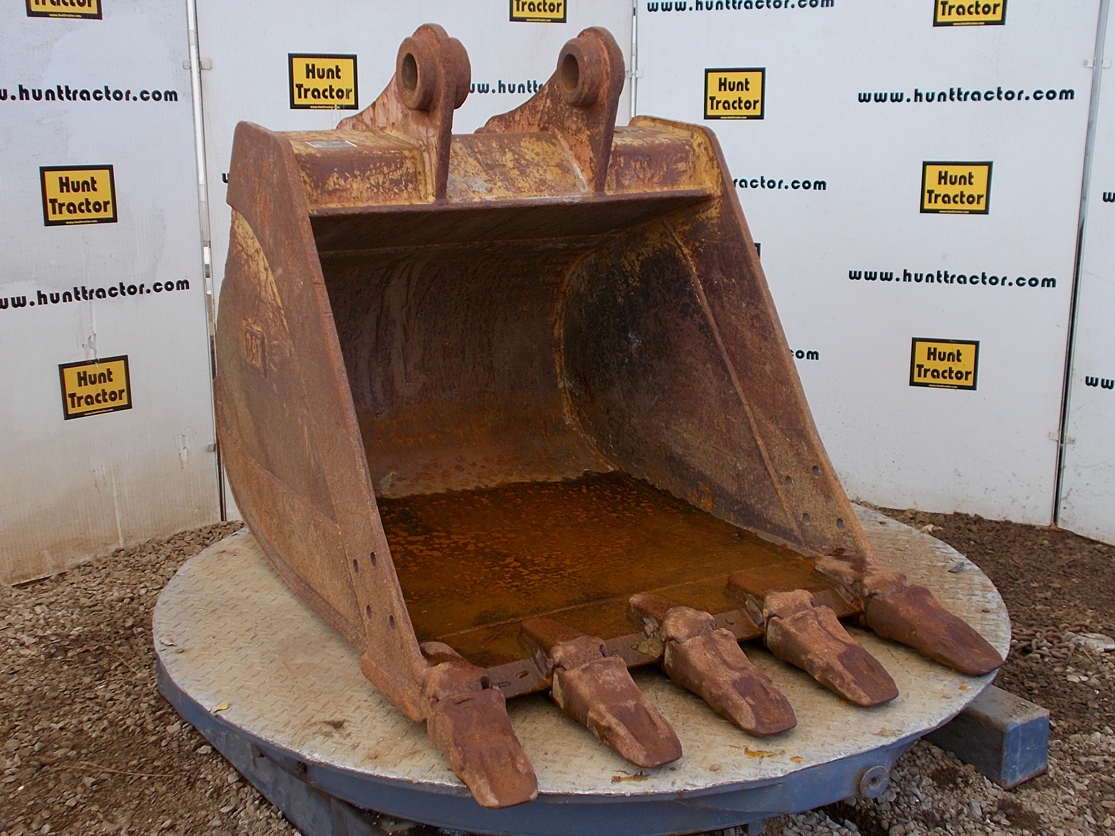 Attachment Zone Used Pin On Excavator Bucket For Sale